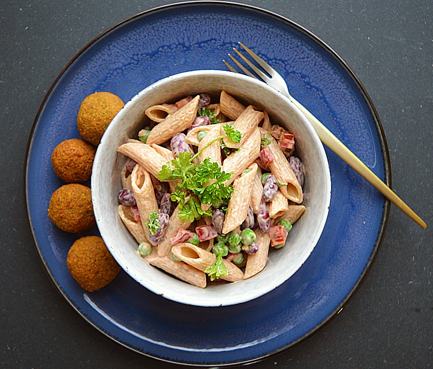 vegansk pastasalat og falafel