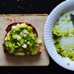 avocado toast med hyggeost og forårsløg